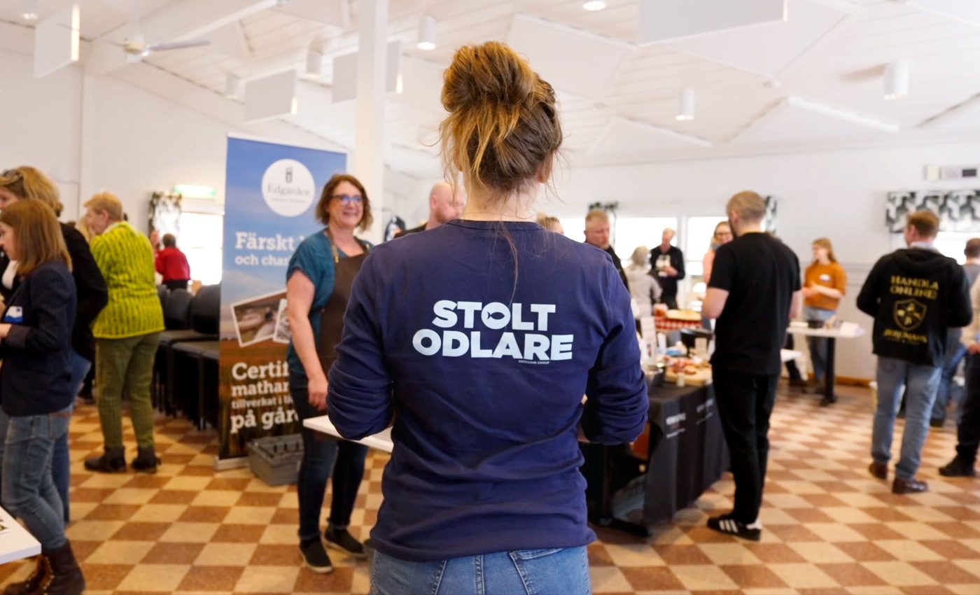 Kvinna med texten "stolt odlare" på ryggen.